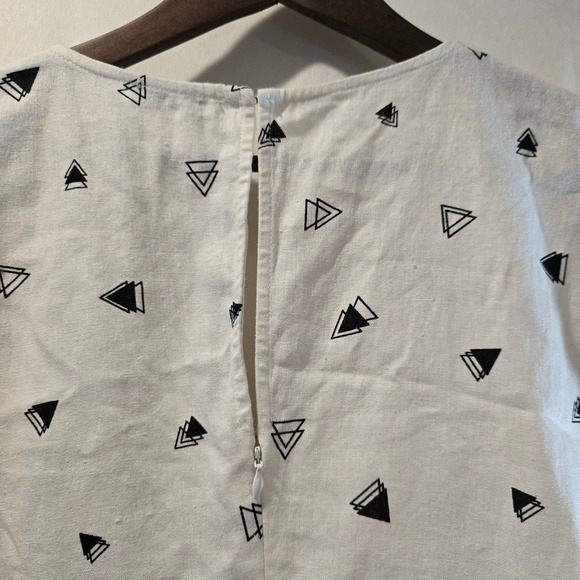 Lush White Black Geometric Triangle Print V Neck Button Snap Short Romper S - Picture 7 of 9